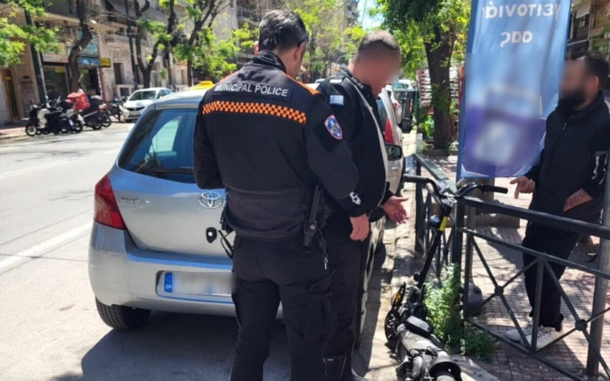 Μπλόκα στην Αθήνα για μη χρήση κράνους στα ηλεκτρικά πατίνια – Το ύψος του προστίμου