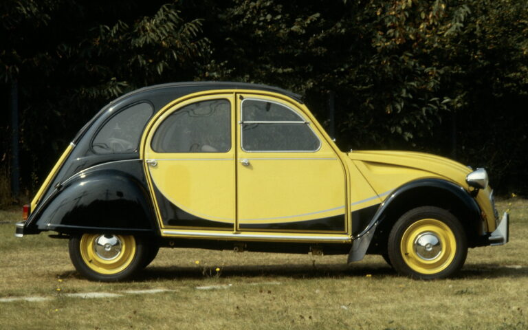 Citroen-2CV-Classic-Car-Charleston-Jaune-4