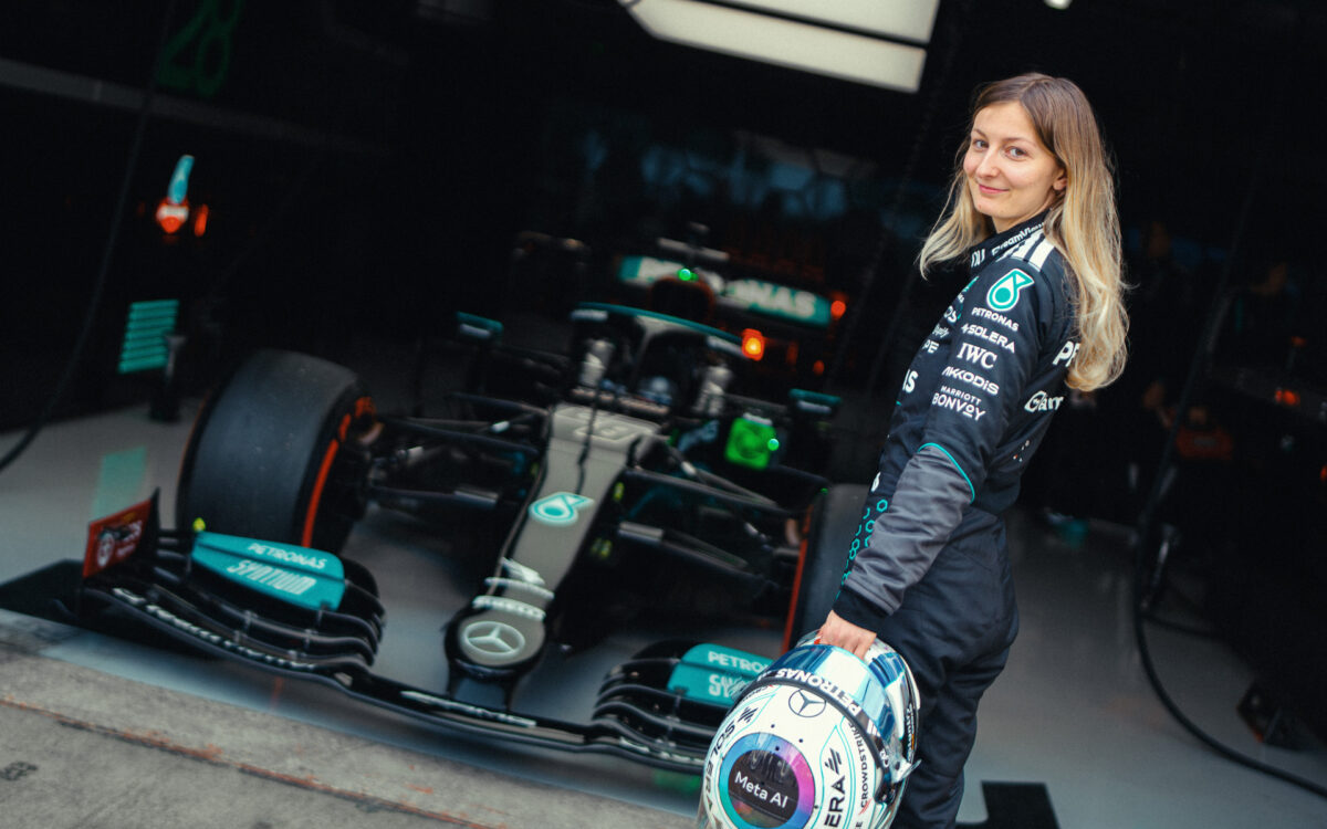 F1: Μία γυναίκα στο τιμόνι του μονοθεσίου της Mercedes και του Lewis Hamilton