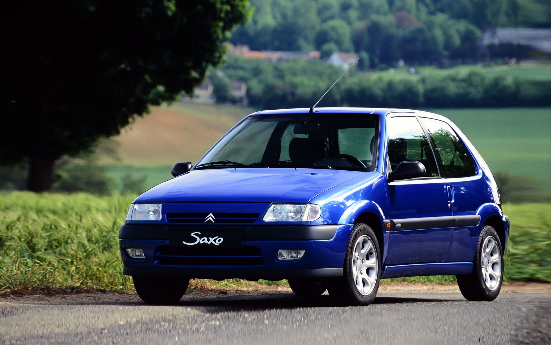 Véhicule Citroën Saxo VTS 3 portes sur route en mai 1996. Photo Patrick Legros. Utilisation éditoriale uniquement, nous contacter pour toute autre utilisation
