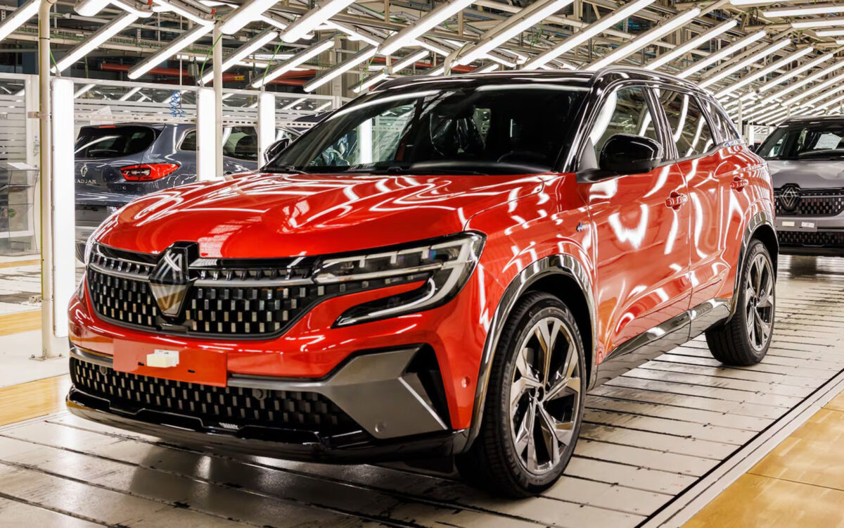 Renault: «Παγώνει» επενδύσεις και νέα μοντέλα στην Ισπανία λόγω διαφωνίας με τα συνδικάτα
