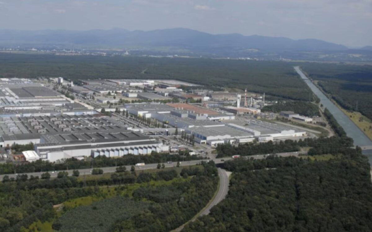 Η Stellantis επενδύει πάνω από 1 δισ. ευρώ στη Γαλλία για νέα γενιά ηλεκτρικών Peugeot