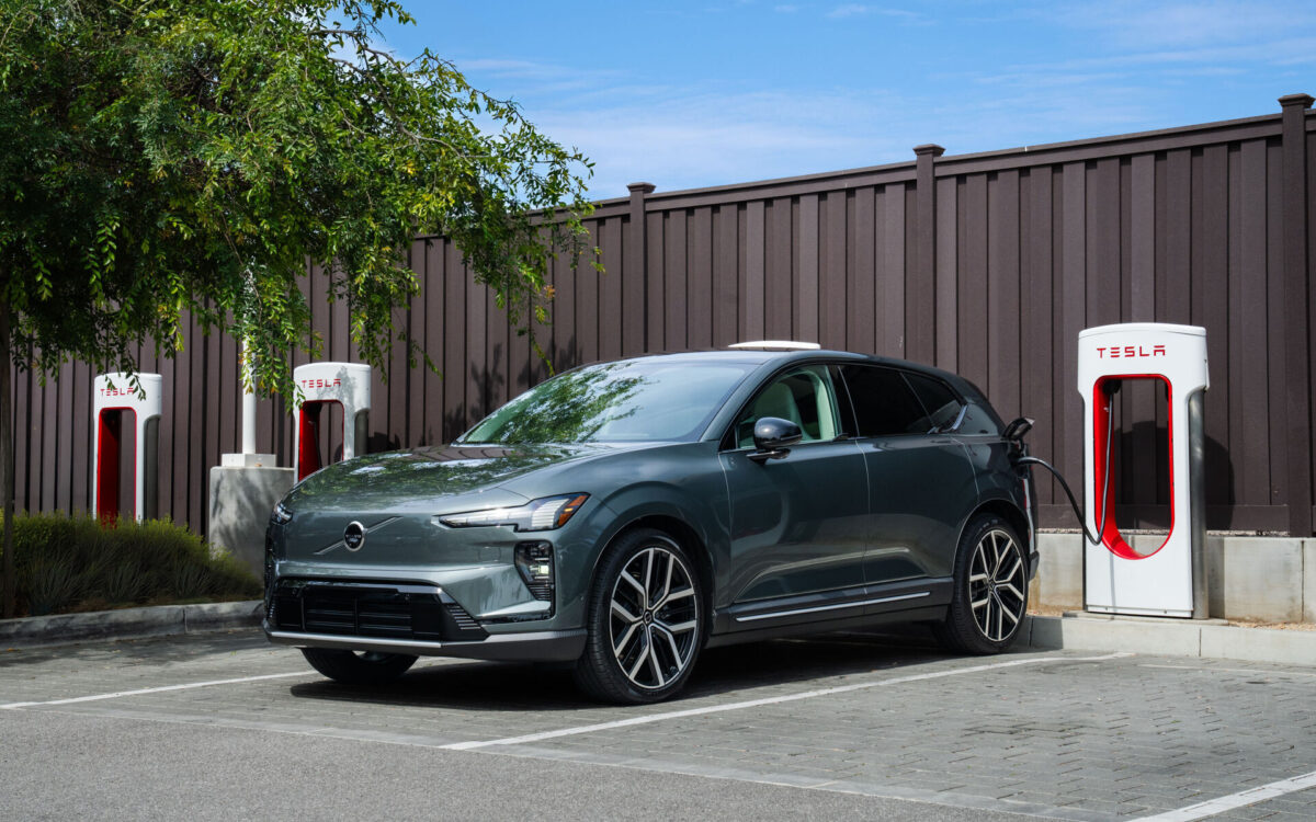 Volvo: Από φέτος θα μπορούν και στην Ελλάδα να φορτίζουν στο δίκτυο Tesla