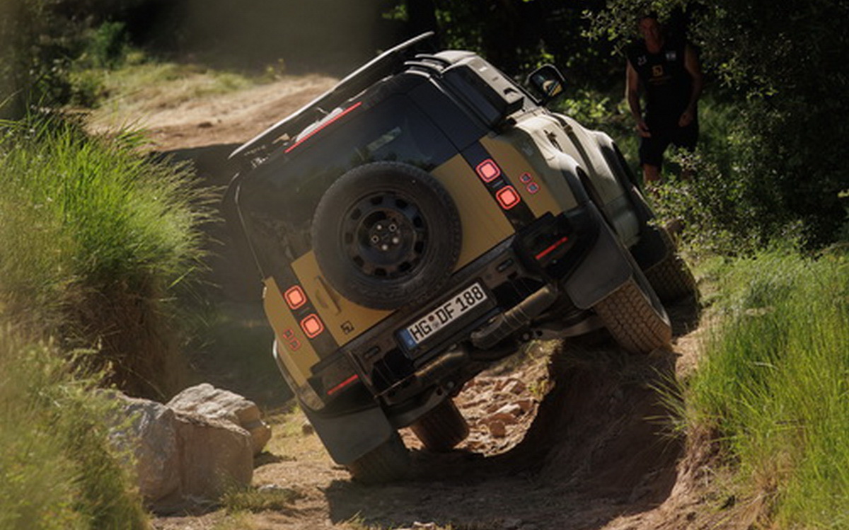 566_Defender Trophy Sels_Europe_R5
