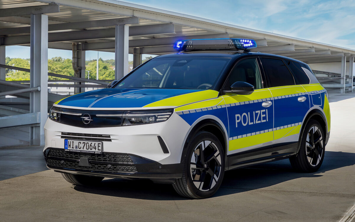 Το Opel Grandland φόρεσε… στολή και βγήκε στους δρόμους