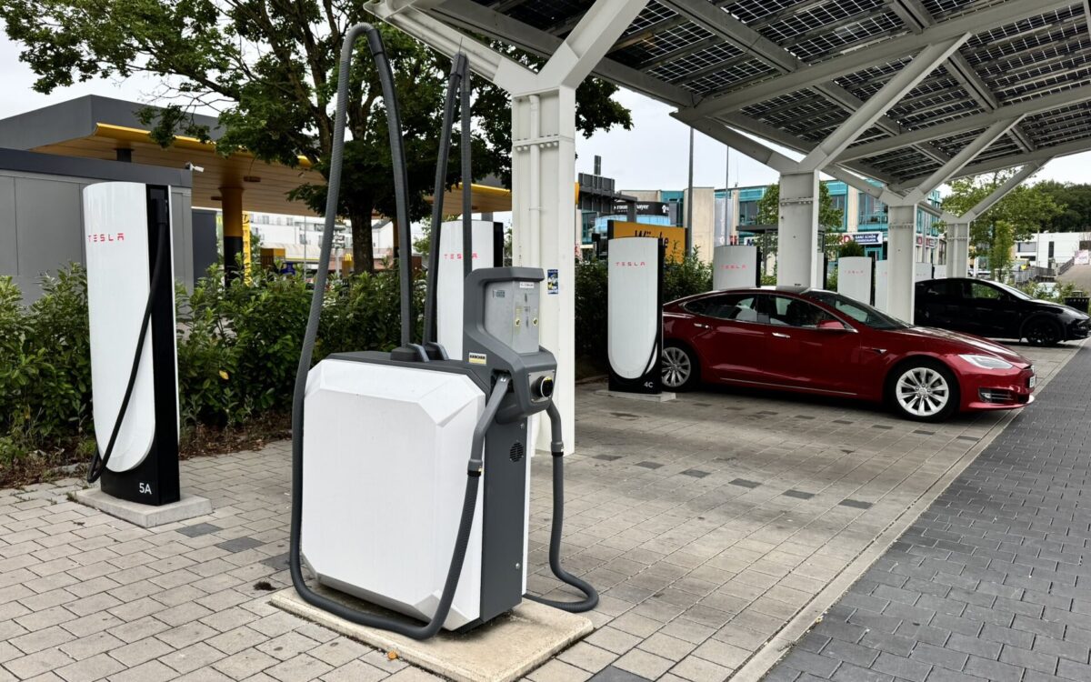 Πώς θα περνάς την ώρα σου όσο το Tesla φορτίζει; Στη Γερμανία βάζουν ηλεκτρικές σκούπες