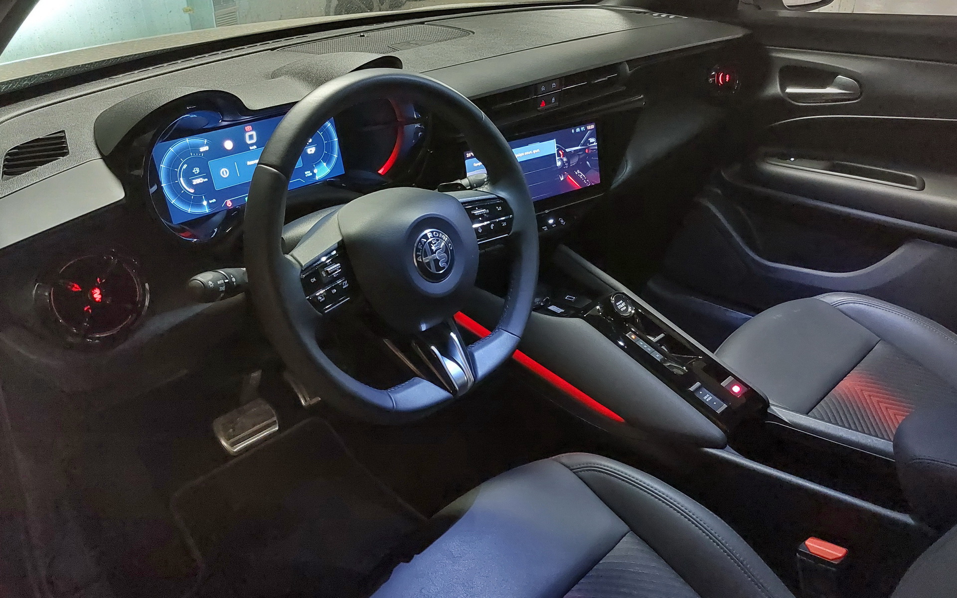 Alfa-Romeo-Junior-Q4-Ibrida-2026-test-drive-OnlyAuto (25)