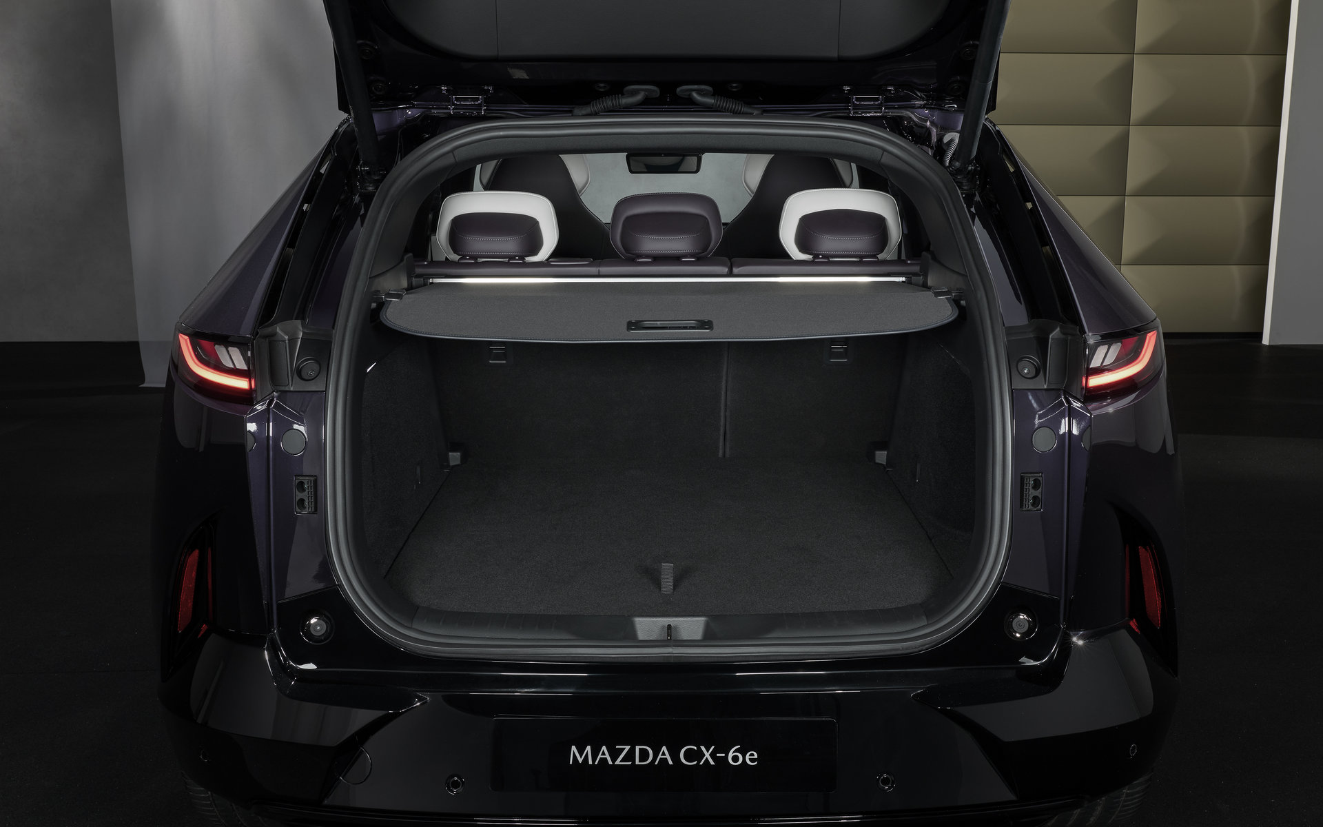 Mazda-CX-6e-8