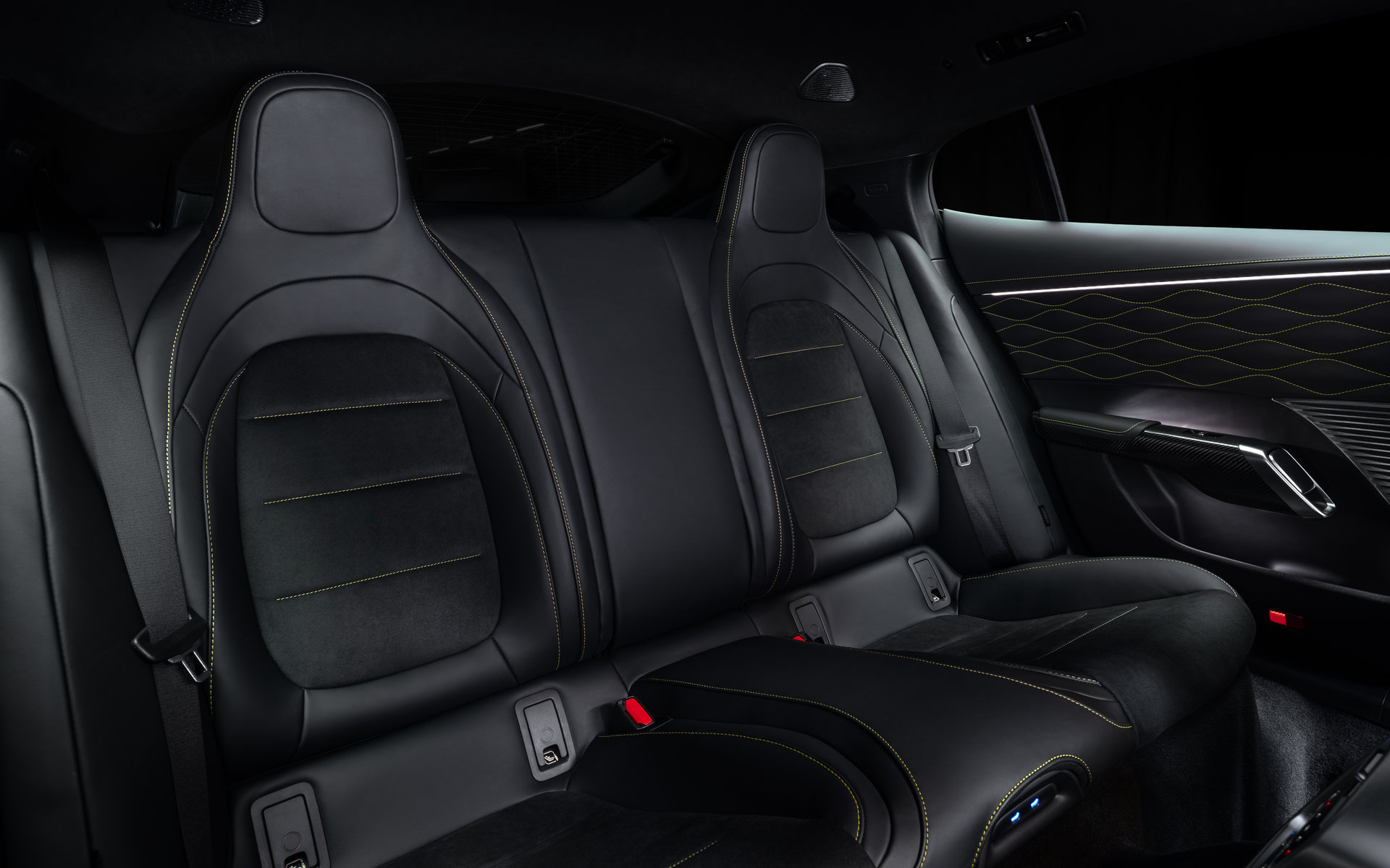 Das neue Mercedes-AMG GT 4-Türer Coupé: Revolutionäre Performance. Maximale Intensität.
The new Mercedes-AMG GT 4-Door Coupé: Revolutionary performance. Maximum intensity.