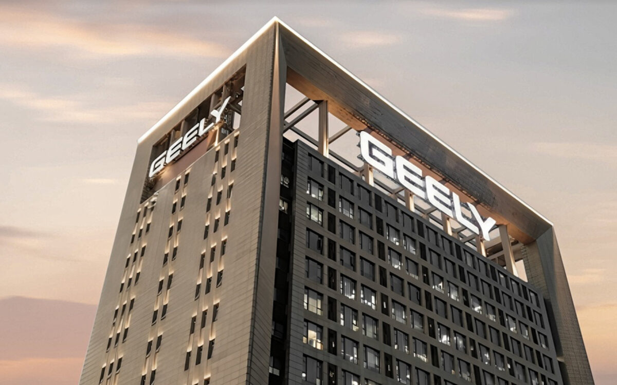 Geely: Ο ιδρυτής αποχωρεί από την προεδρία, αλλά διατηρεί τον έλεγχο