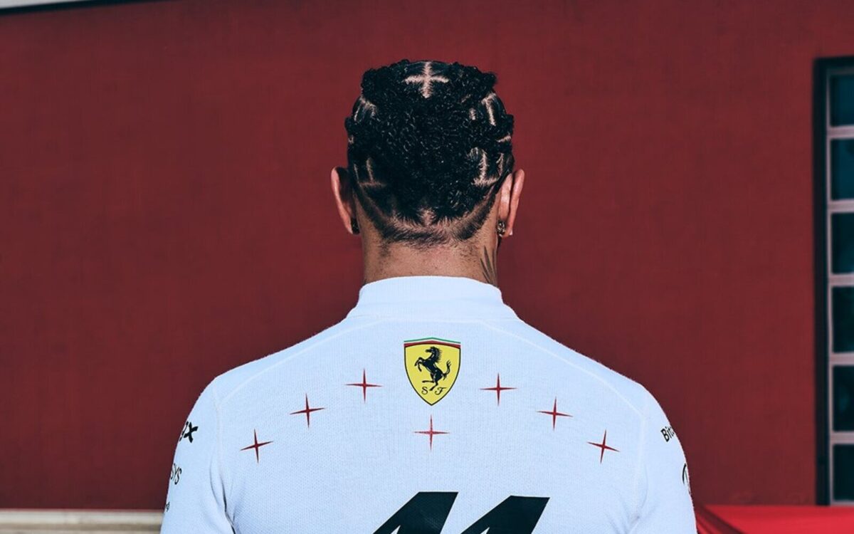 F1: Τα επτά αστέρια στη φόρμα του Hamilton δεν είναι… δικά του (video)
