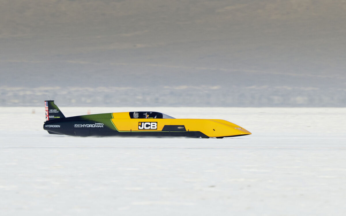JCB Hydromax: Κυνηγώντας το ρεκόρ ταχύτητας στις αλυκές του Μπόνβιλ (video)