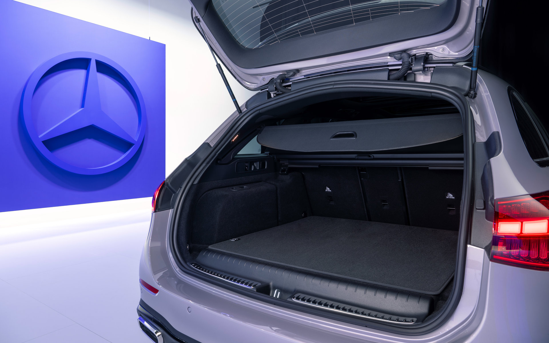 Vertraute Stärke auf einem neuen Niveau: Die neue Mercedes-Benz C Klasse bleibt sich treu – und wächst über sich hinaus
The new Mercedes-Benz C-Class: Refined strength. Trusted continuity.