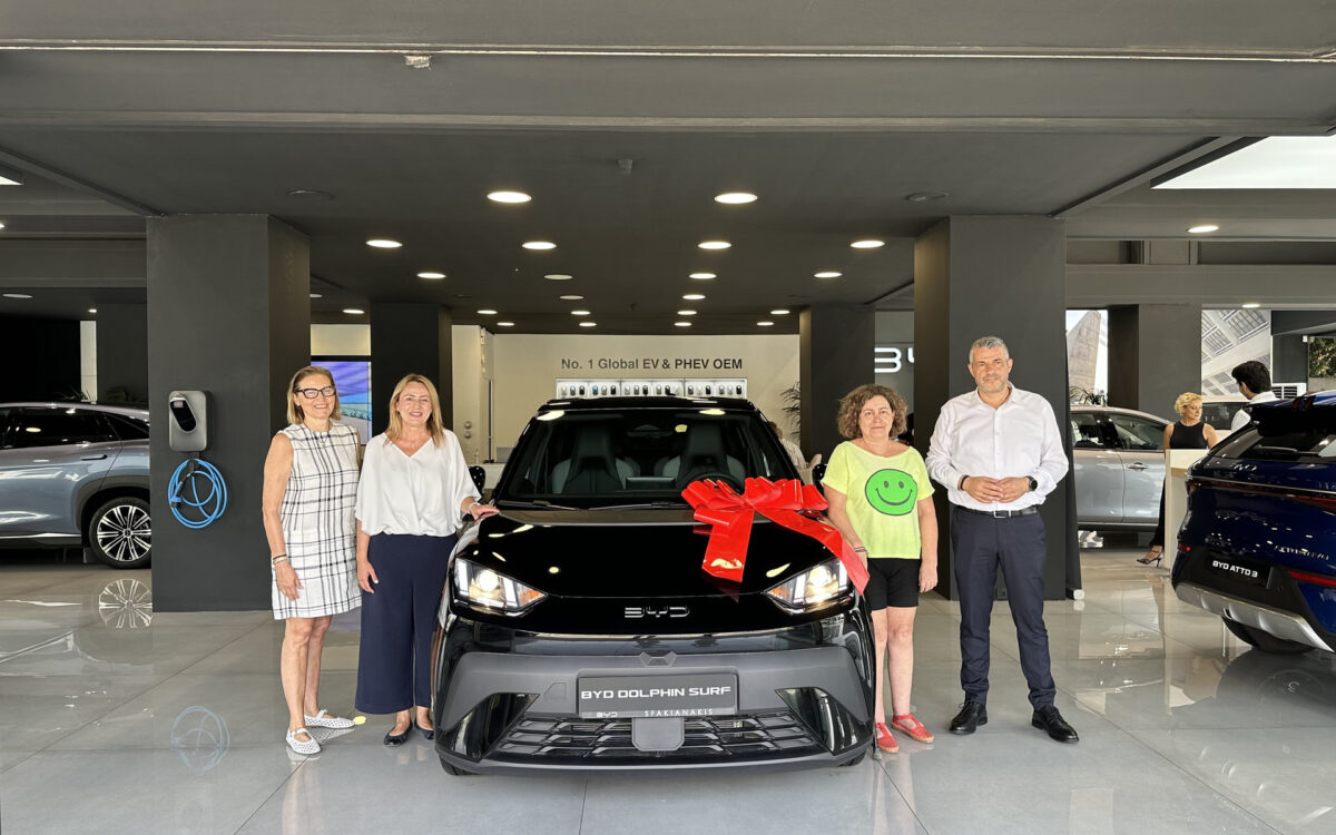 Ο Όμιλος Σφακιανάκη παρέδωσε το ηλεκτρικό BYD Dolphin Surf της λαχειοφόρου της ΕΛΕΠΑΠ