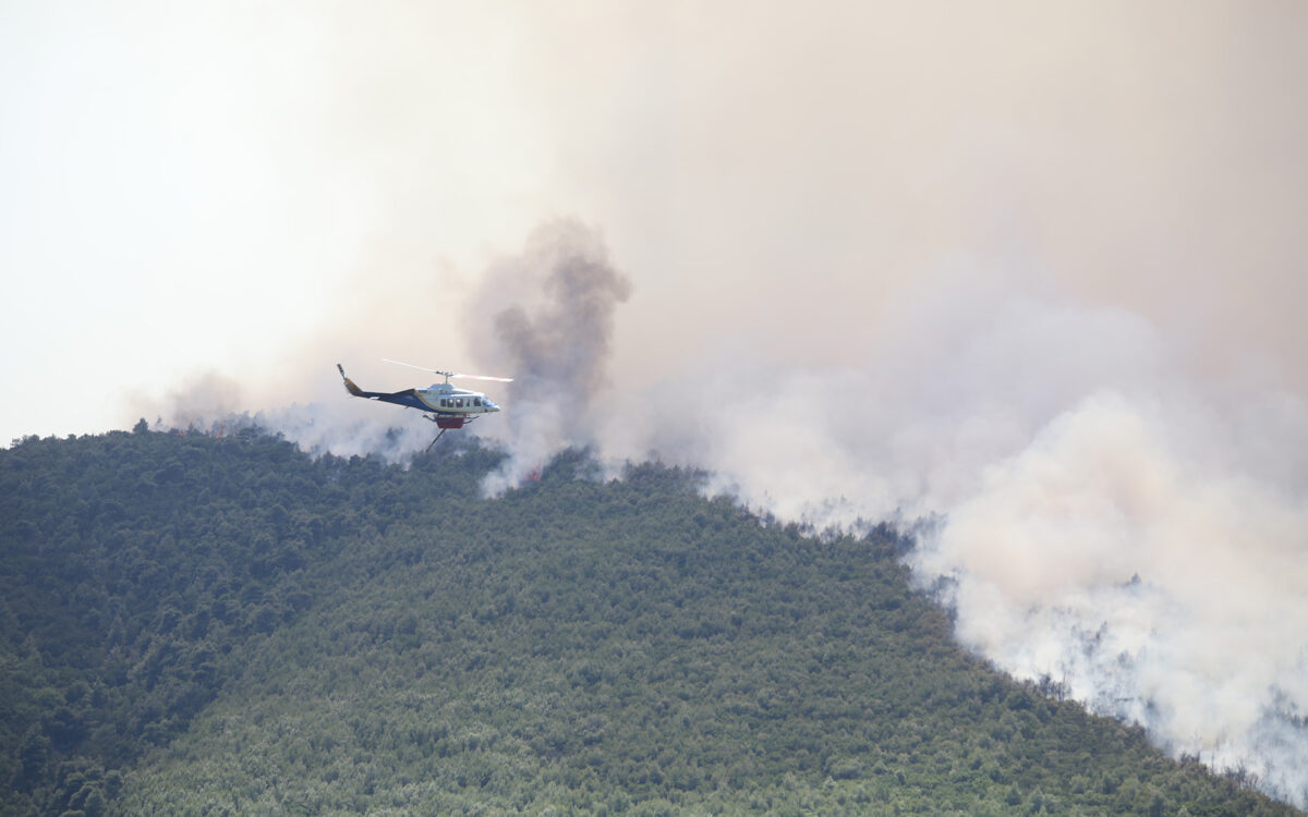 Φωτιά στη Δυτική Αττική: Κυκλοφοριακό χάος, κλειστοί δρόμοι και εκτροπές για τους οδηγούς