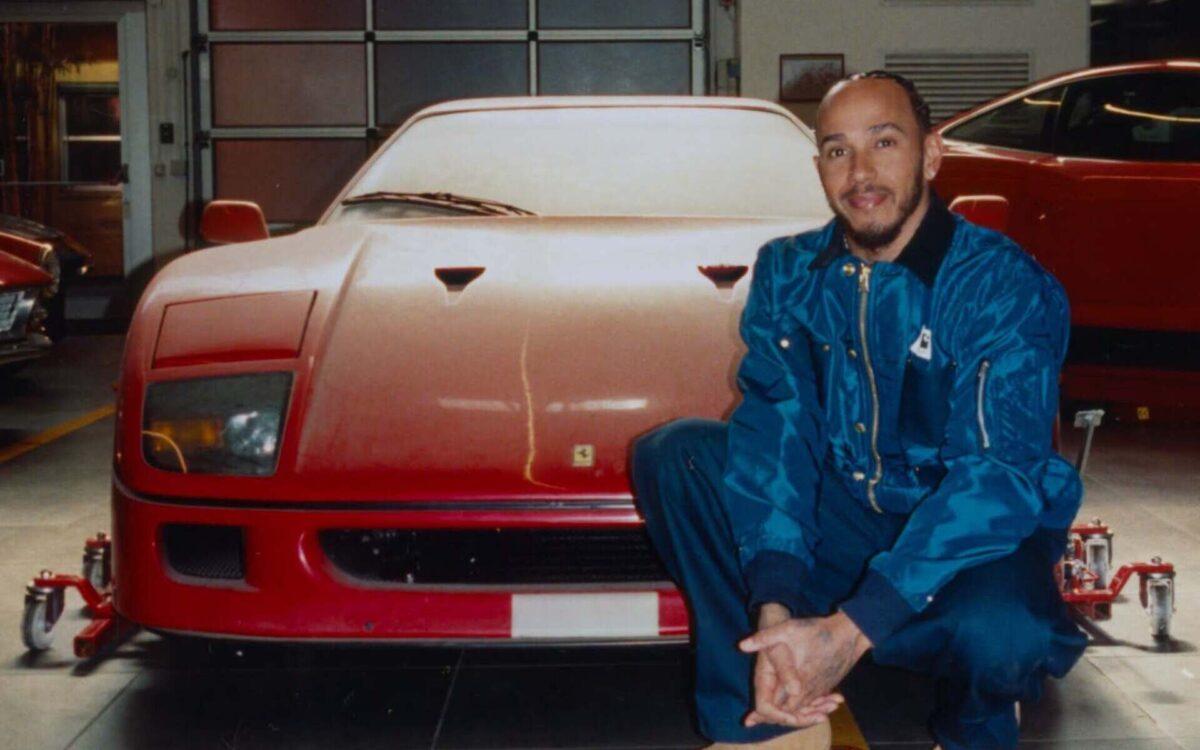 O Hamilton παρουσιάζει την Ferrari F40 που βρήκε να κάθεται σκονισμένη σε γκαράζ (video)