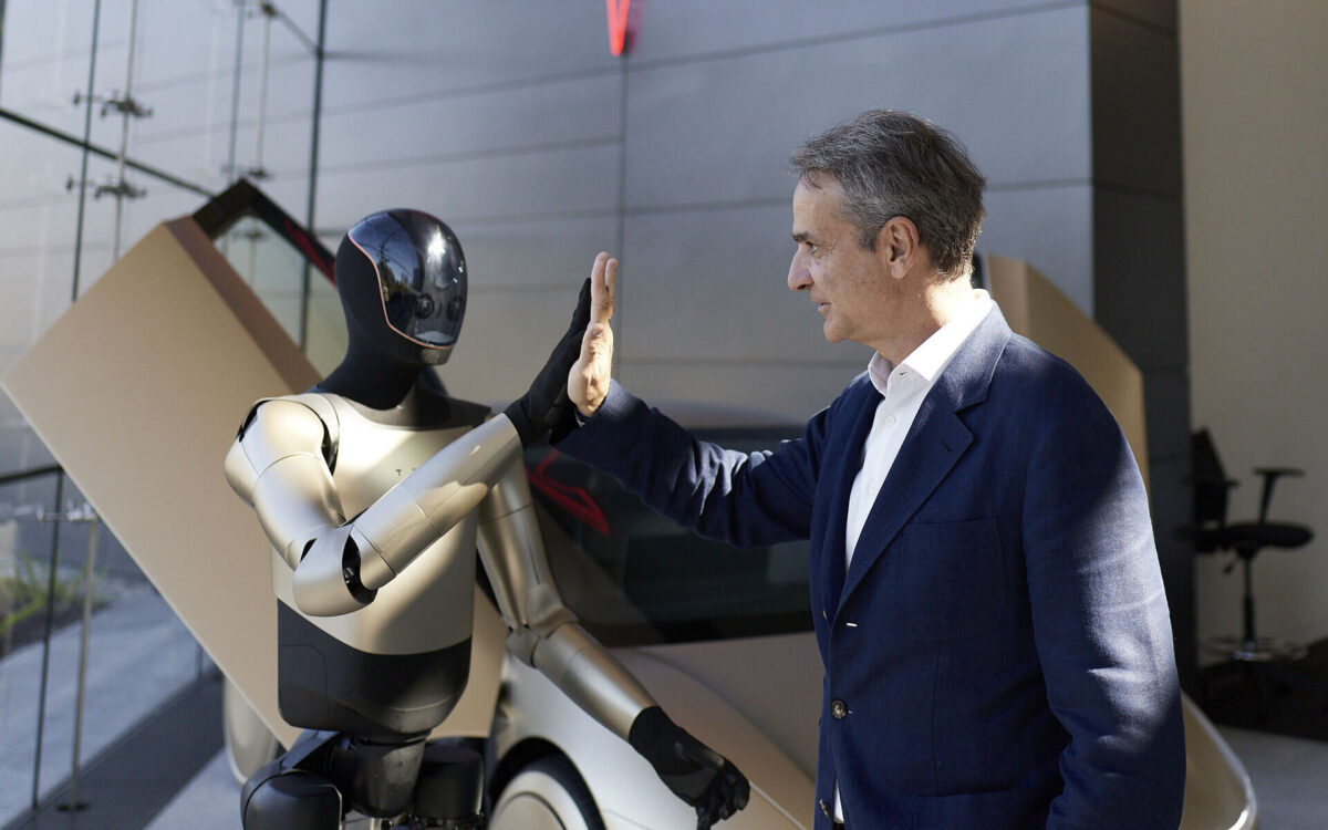 Ο Μητσοτάκης στην έδρα της Tesla: Τον υποδέχθηκε ο Έλληνας σχεδιαστής του ρομπότ Optimus