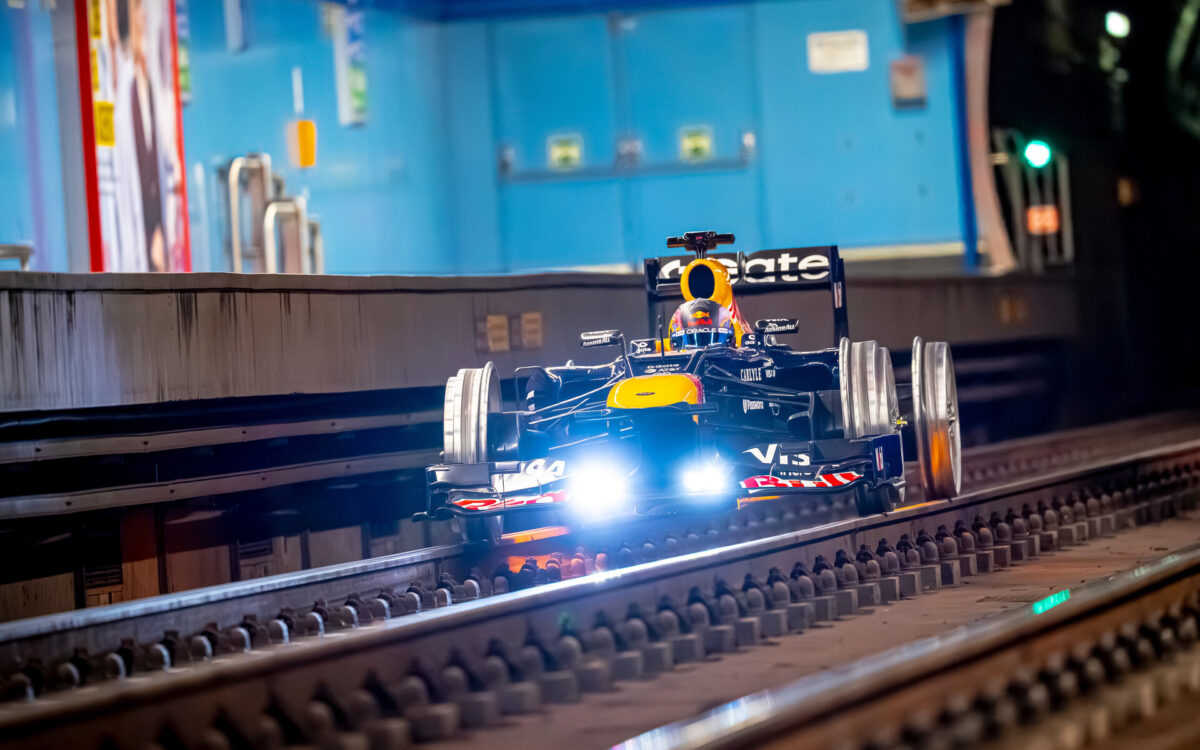 F1 – Μαδρίτη: Πώς το μονοθέσιο του Vettel μπήκε στις γραμμές του Μετρό (video)