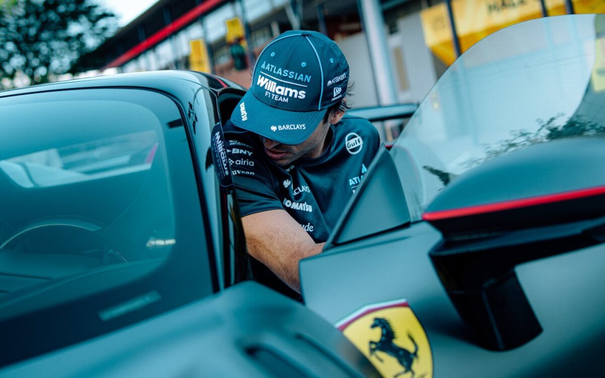 F1: Η εντυπωσιακή Ferrari με την οποία έφθασε ο Sainz στην πίστα της Μαδρίτης