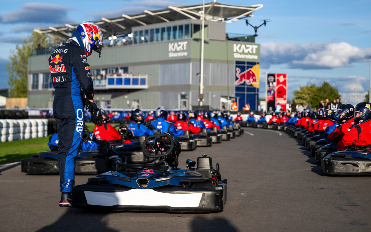 Πόσους γύρους χρειάστηκε ο Verstappen για να περάσει 100 οδηγούς kart στην πίστα (video)
