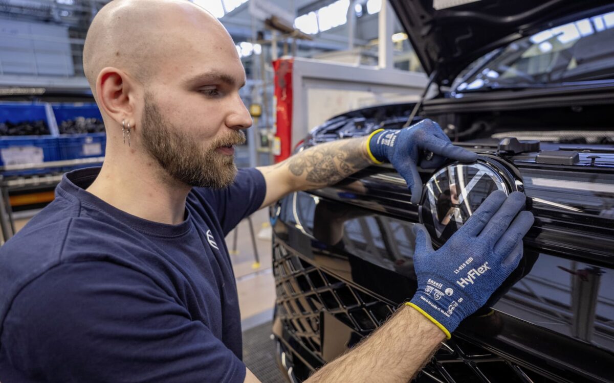 Αποφάσεις που σοκάρουν από το Volkswagen Group: 50.000 λιγότερες θέσεις εργασίας και ενδεχόμενο παραγωγής οπλικών συστημάτων