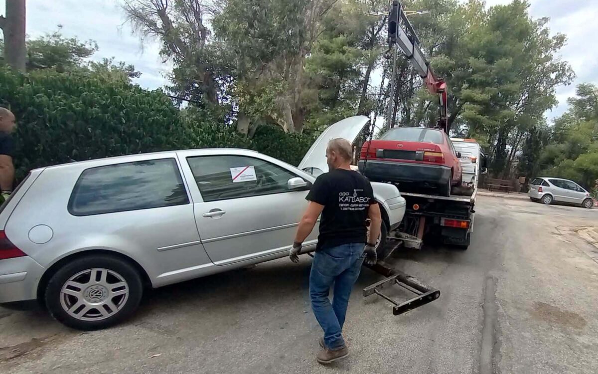 Εγκαταλελειμμένα αυτοκίνητα: Γιατί καθυστερεί επί μήνες η απομάκρυνσή τους από τους δρόμους