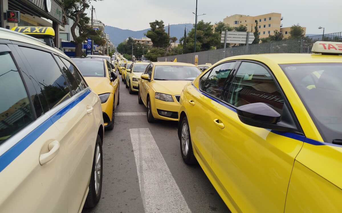 Ταξί: Νέες τιμές για δρομολόγια από και προς τα αεροδρόμια Αθήνας και Θεσσαλονίκης