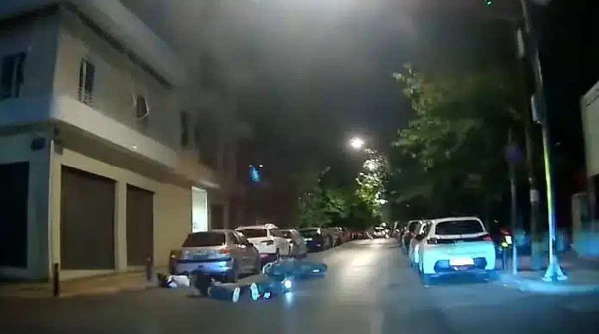 Συνελήφθη ο οδηγός ηλεκτρικού πατινιού που παρέσυρε αναβάτη μοτοσικλέτας (video)