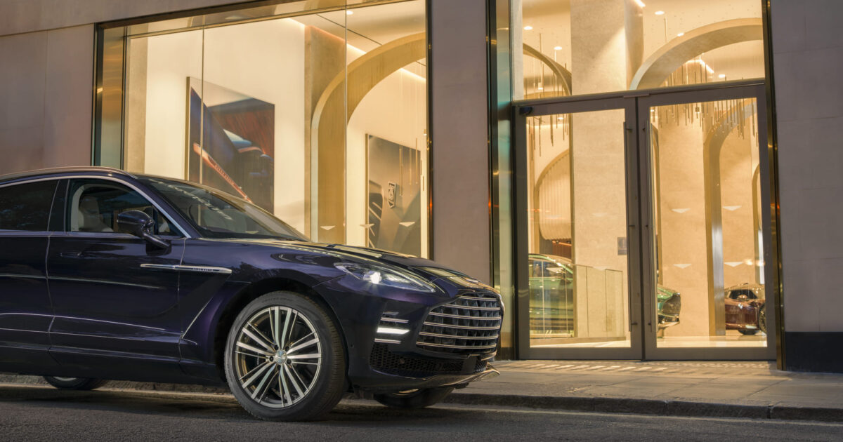 H πιο πολυτελής έκθεση της Aston Martin άνοιξε τις πόρτες της