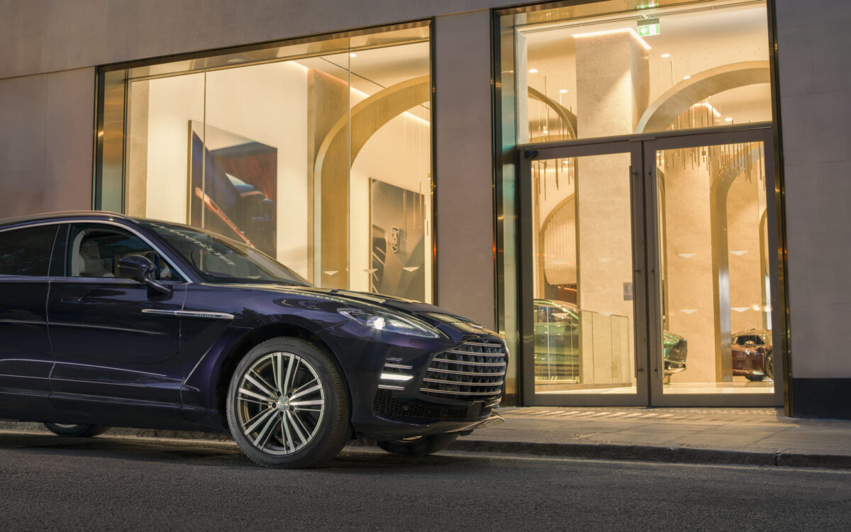 H πιο πολυτελής έκθεση της Aston Martin άνοιξε τις πόρτες της