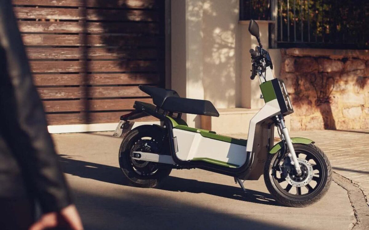 NOOS: Πόσο κοστίζει το ελληνικό ηλεκτρικό scooter με την αποσπώμενη μπαταρία