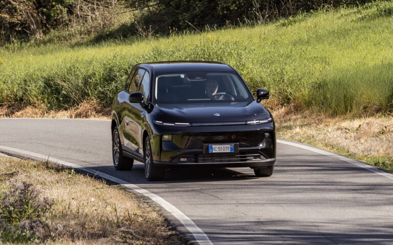Leapmotor-B10-Hybrid-EV-REEV-metallic-black-2026 (1)