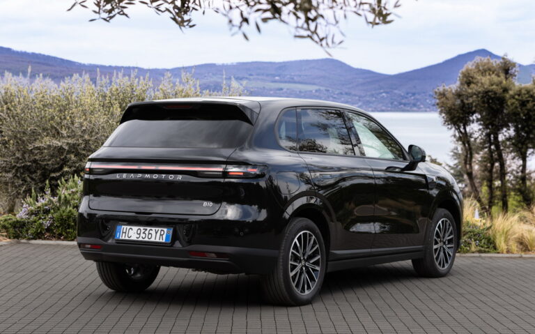 Leapmotor-B10-Hybrid-EV-REEV-metallic-black-2026 (2)