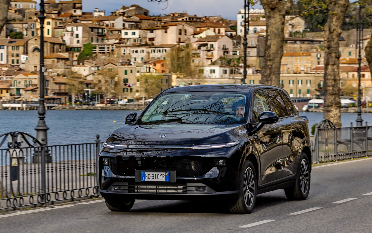 Leapmotor-B10-Hybrid-EV-REEV-metallic-black-2026 (4)