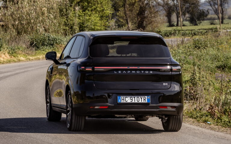 Leapmotor-B10-Hybrid-EV-REEV-metallic-black-2026 (6)