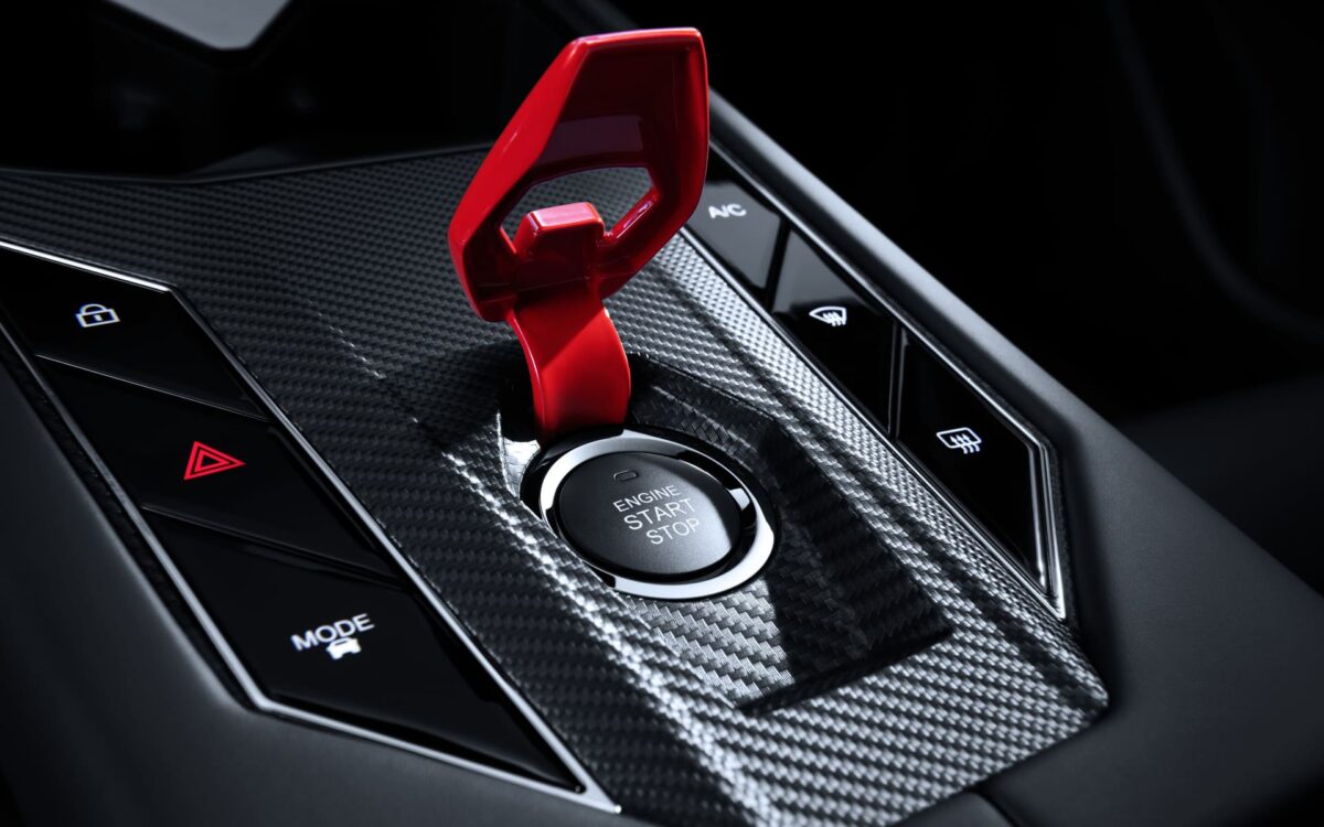 Το υβριδικό SUV με κουμπί start/stop που θυμίζει Lamborghini – Πότε θα έρθει στην Ελλάδα
