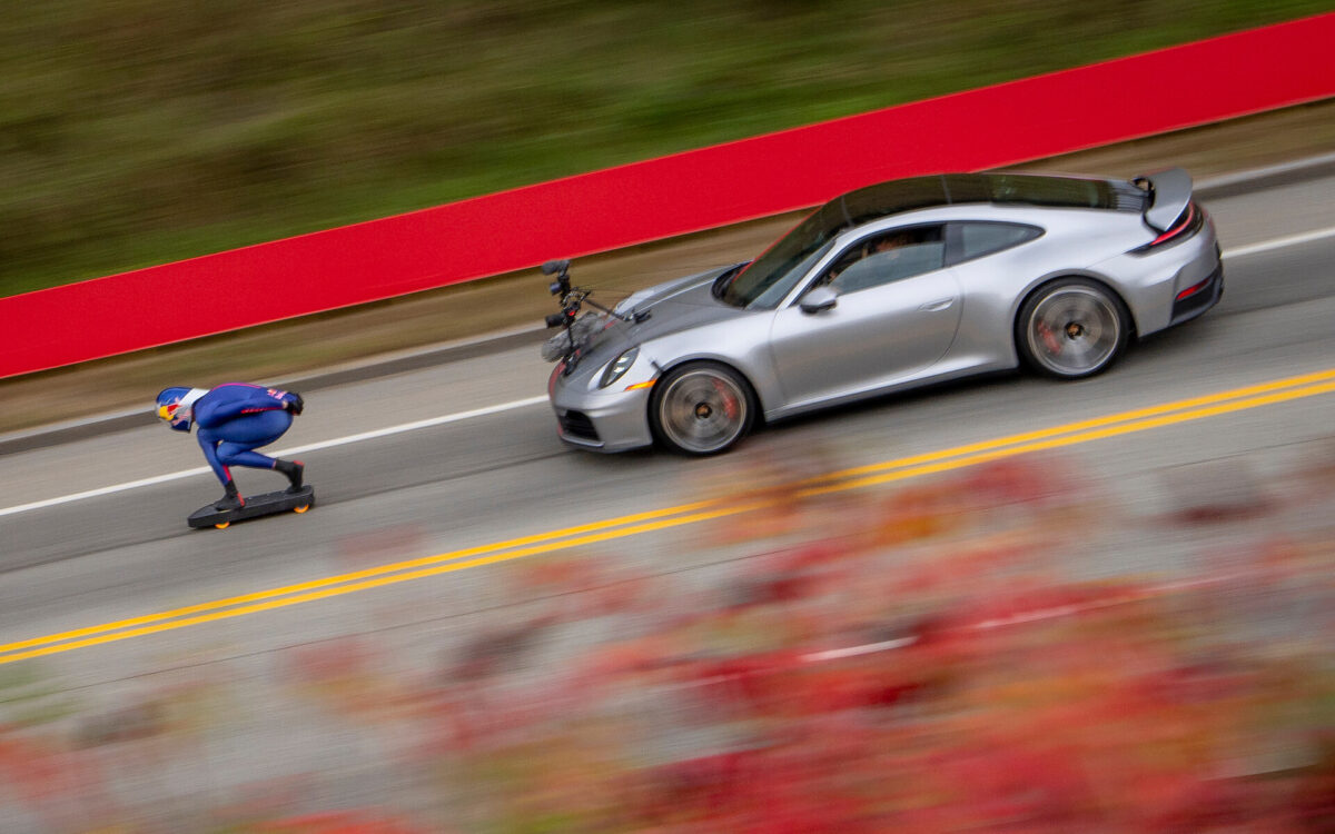 Ρεκόρ ταχύτητας με skateboard και μία Porsche 911 να βιντεοσκοπεί