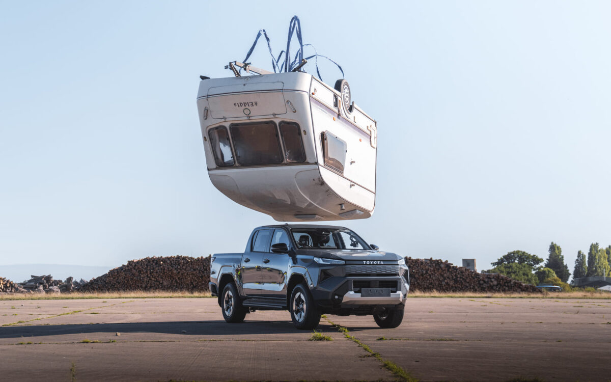 H Toyota έριξε ένα τροχόσπιτο πάνω στο Hilux για να αναπαραστήσει πείραμα του Top Gear από το 2003 (video)